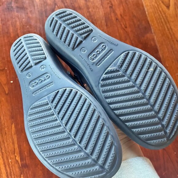 Crocs Silver Medallion Sandals- Size 6 - Picture 5 of 6